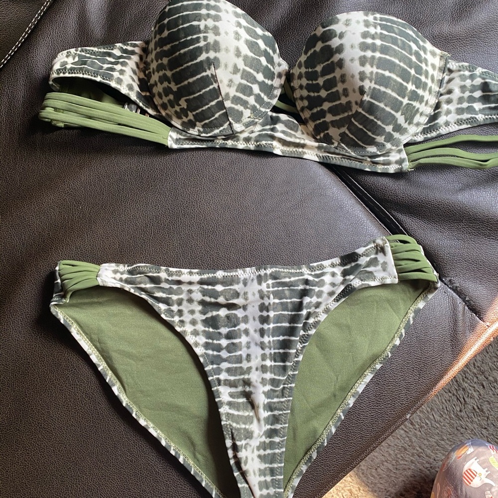 Bikini - Picture 2 of 2